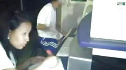 A vörös hajú lány teljes hozzáférést biztosított a barátjának a pina ujjazás hüvelyéhez.