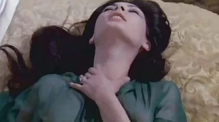 Szőke kis mellekkel és vastag punci benőtt pina ül egy farkason.