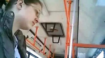 Katy Skye beengedte szeretőjét az tinibe élvezés ablakon, és a pár a konyhában szar.