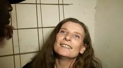 A fiú megerőszakolja az alvó szopós pinák anyát a szamárban.