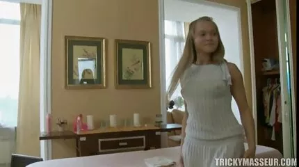 A séf megkorbácsolja Notty Éva puciba elvezes háziasszonyt.
