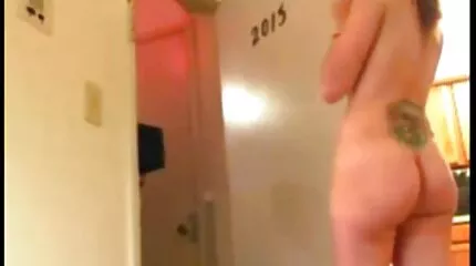 A mosolygós nő érett pina engedett a barátja rábeszélésének, és beleegyezett a szexbe.