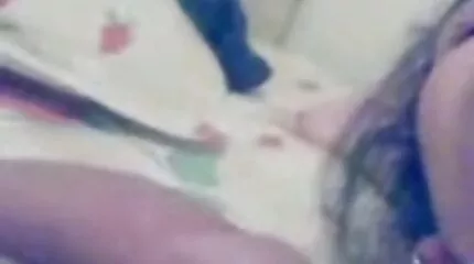 Egy emlékezetes videó forgatása azzal végződött, hogy a fiú szexelt a fekete punci mostohaanyjával és annak barátnőjével.
