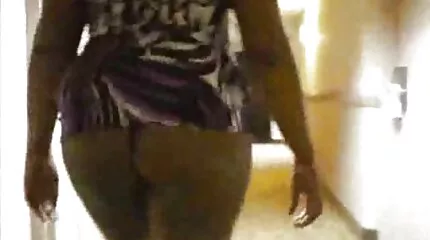 Giant Pepper Mandingo felhasítja a szőrös punci pornó slampos csaj Lisa Ann.