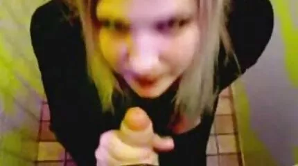 Feltette szűz pina baszása a szarvát a férjére.