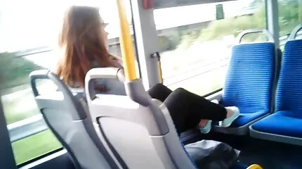 Egy karcsú fekete feka punci nő gyönyörű mellekkel baszik egy férfival.