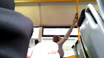 mellek közé csoki punci lökve.