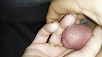 A néger beszúr egy farkat az égő barna hajú pucér punci Keira Croft seggébe