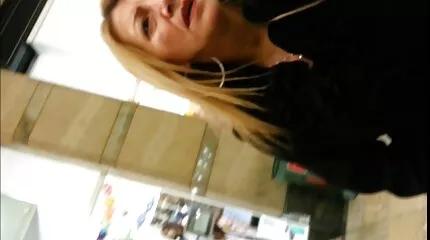 A részeg, érett sexy punci mostohaanyja, Harley Summers mosolyogva nézi a mostohafiával való szexet.