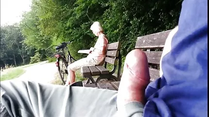 A szüz pina nővér alszik, és a testvére a puncihoz van kötve.
