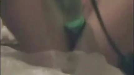 Két fasz a pinába édes csajok csókolják a ciciket és nyalják a puncit a kanapén.