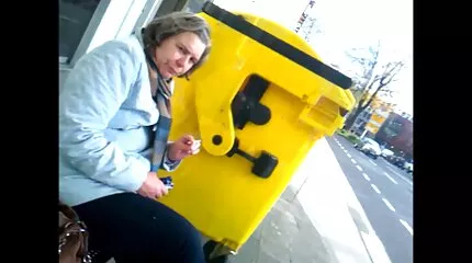 A cserzett Victoria spriccelő punci Tiffany az erős izgalom miatt maszturbációhoz folyamodott
