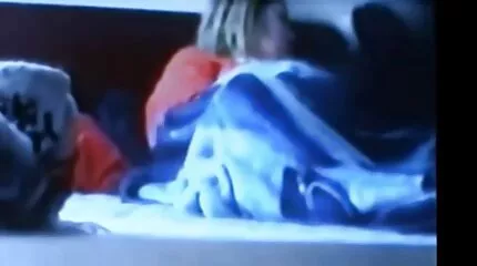 Egy fiatal Danny kimerítő szex egy barátja, Blake Morgan pucér punci merész anyjával.
