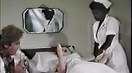 A bulizni vágyó Chad éhes punci White behívta a prostituált Vannát a szállodai szobájába.