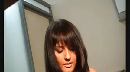 India mostohaanya felébreszti a hugi pinája férfi ösztönöket a mostohafiában az orális szex segítségével.
