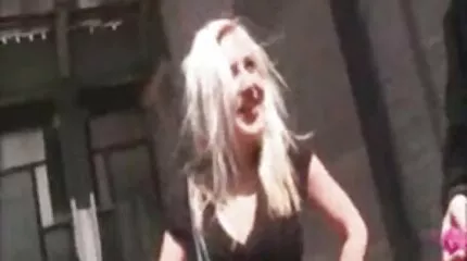 Chel a hüvelybe tépte a punci video ház fekete seggű úrnőjét.
