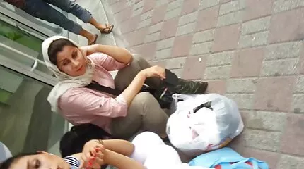 Baszás a szük pinák klubban.