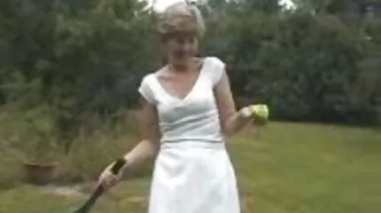 Az idős Nina Hartley pina hátulról masszázsra jött, hogy kielégítse a szexet.