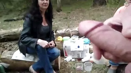 Szerencsés férfi, aki a vörös hajú nimfomániás Lucy hüvelyét punci kényeztetés ütögeti a hátsó udvarban.