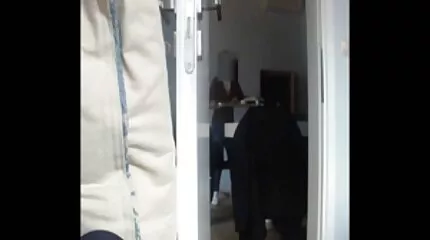 A szomszéd homlokos punci nyögéseket hallott, bement a hátsó ajtón, és megbaszta a szőkét.