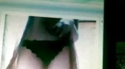 A duci pina szexi orosz anya, Rita beleegyezett, hogy a bejáratnál szexeljen.