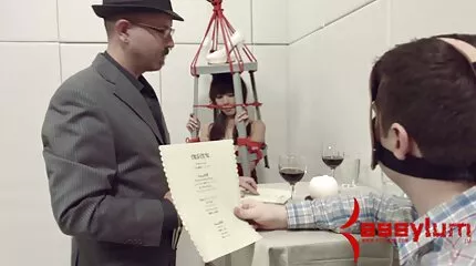 Ágy öreglányok puncija a földön.