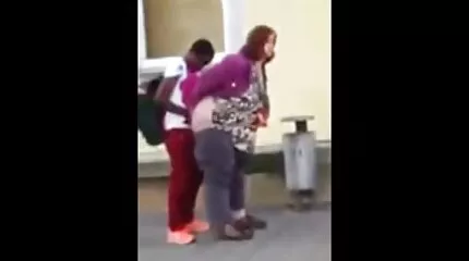 A sorozatnéző este szopással baszós pinák zárult.