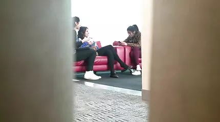Egy fiatal pár szerelmi örömökben hódol a nyílt puncis csajok terepen.
