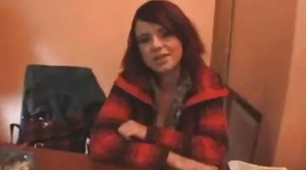 Az utazó megbassza oriás pina a nimfomániás Tori Blacket a WC-ben.