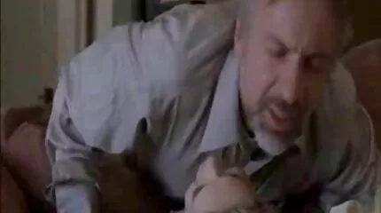 Nem túl tapasztalt szőke megadja a srácot, hogy dugja be szőrös pinába élvez a punciját a rákkal.