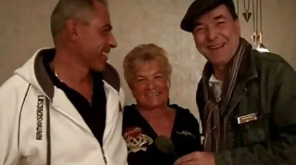 A szerető oroszlánként lecsap a kövér punci hátulrol nőre