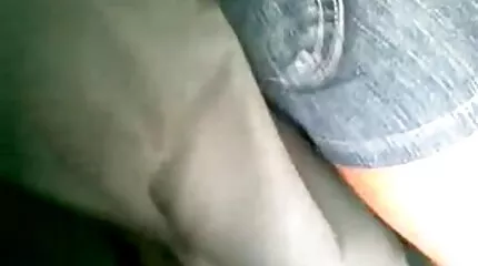 Az szép szőrös punci úrnő ostorral a kezében szexre késztette a befektetőt, és kuncsaftot csinált.
