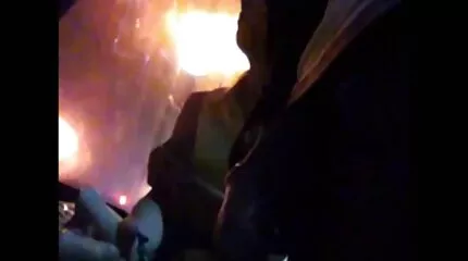 Tyler egy fincsi punci teljes méretű szexbabát szúr a seggébe szeretője előtt.