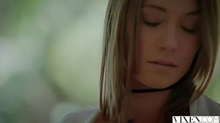 MILF Lisa vibrátor a punciban Ann-nek szüksége volt egy faszra a fia kemény barátjával.