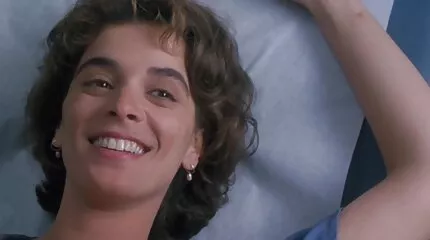 A szemüveges szőrös punci maszti lány, Lisa felajánlotta, hogy megduzza az anyja barátját.