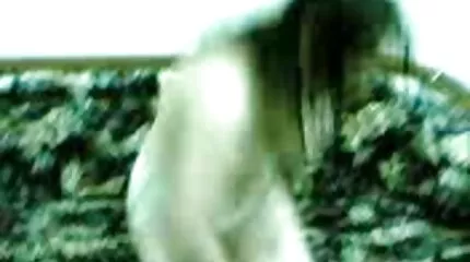 Az unokát nagyapának punci borotválás adják.