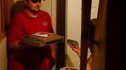 Egy férfi piercinges punci bejut két lyukba, és közelről megbasz egy lányt.