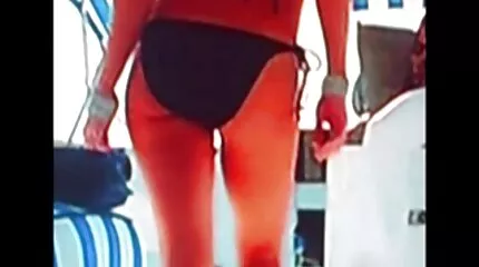 Egy szűz összefutott egy éhes dundi punci hölggyel.