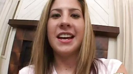 A csávó gyorsan megbaszta a gyönyörű színésznőt, pinába élvezések Ashley Andersont.