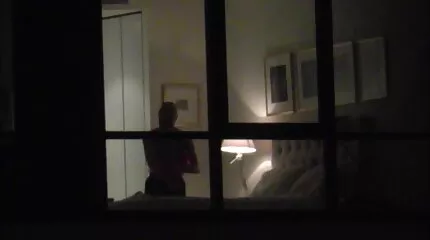 Az aggódó gazdag ember morzsákat ajánlott fel nagy pina csoportos szexet.